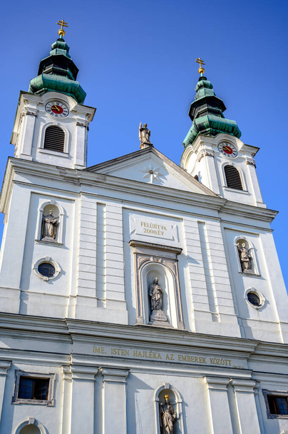 St. Jude Thaddäus Kirche in Sopron, Ungarn an einem sonnigen Tag - Foto, Bild