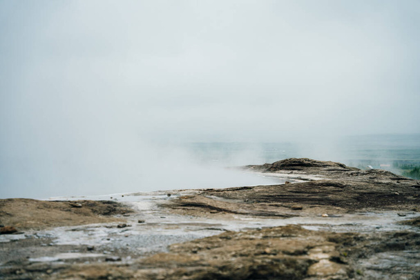 Ausbruch des Strokkur Geysirs in Island. Prächtiger Geysir Strokkur. Brunnen-Geysir wirft alle paar Minuten azurblaues Wasser. Hochwertiges Foto - Foto, Bild