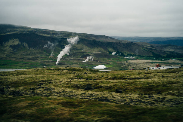 Eruption of Strokkur Geyser στην Ισλανδία. Υπέροχος θερμοπίδακας Στρόκουρ. Fountain Geyser ρίχνει γαλάζιο νερό κάθε λίγα λεπτά. Υψηλής ποιότητας φωτογραφία - Φωτογραφία, εικόνα