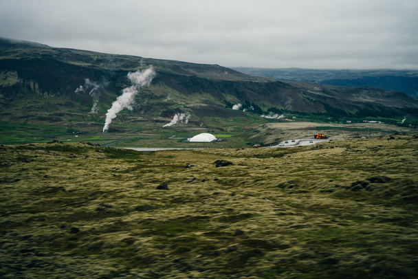 Извержение Гейзера Строккура в Исландии. Великолепный гейзер Strokkur. Фонтан Гейзер бросает лазурную воду каждые несколько минут. Высокое качество фото - Фото, изображение