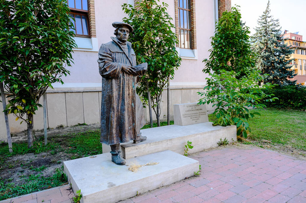 Estatua de Martín Lutero frente a la iglesia evangélica de Zalaegerszeg, Hungría en un día soleado - Foto, imagen