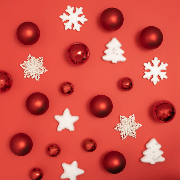 Piros és karácsonyi baubles dekoráció piros háttérrel. Újévi üdvözlőlap. Minimális stílus. Lapos fektetés. - Fotó, kép