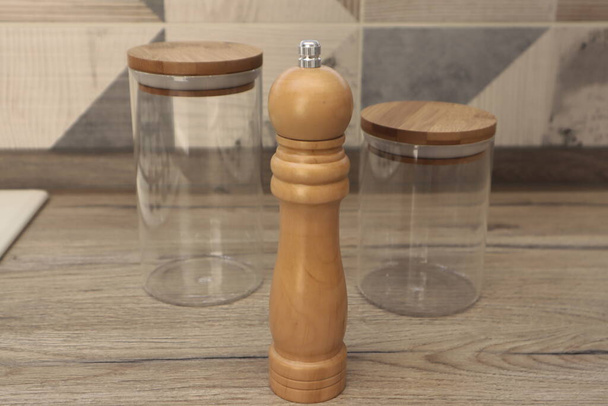 Pots en verre vides avec couvercles en bois pour le stockage sont sur la table. - Photo, image