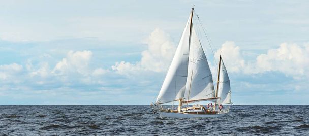 Vieux et coûteux voilier en bois vintage (bâillement) gros plan, naviguant en pleine mer. Paysage nuageux dramatique. Côte du Maine, États-Unis - Photo, image