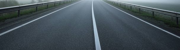 Un camino de asfalto país vacío (carretera). Imagen panorámica. Paisaje oscuro. Conducción peligrosa, velocidad, libertad, lujuria errante, el camino a seguir conceptos - Foto, imagen