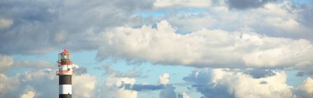 Eeppinen pilvi. Majakka vastaan dramaattinen taivas koriste cumulus pilvet ennen sadetta. Fickle-sää. Itämeri. Tekstuuri, tausta, taustakuva, graafiset resurssit, suunnittelu, kopiotila - Valokuva, kuva
