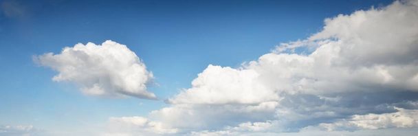 Cielo azul claro, cirros brillantes y nubes cúmulos. Paisaje nublado dramático. Patrón natural abstracto, textura. Arte conceptual, meteorología, ecología, cambio climático, religión, cielo, recursos gráficos - Foto, Imagen