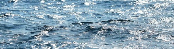 Вид на Средиземное море под высоким углом. Волны, брызги, текстура поверхности воды. Синий, лазурный, бирюзовый цвета. Абстрактный естественный узор, фон, обои. Графические ресурсы, копировальное пространство - Фото, изображение