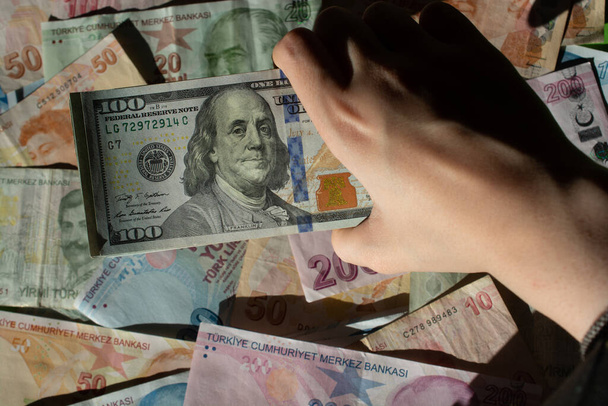 Turkse Lira en Dollar biljetten achtergrond. Amerikaans geld contant. Honderd usd dollars bankbiljetten. Financiële en economische crisis - Foto, afbeelding