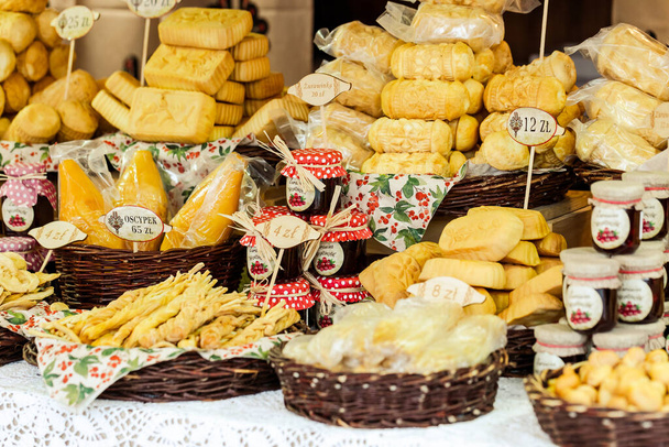 Tradiční polský uzený sýr "oscypek" ve stánku na vánočním trhu v polském Krakově. - Fotografie, Obrázek
