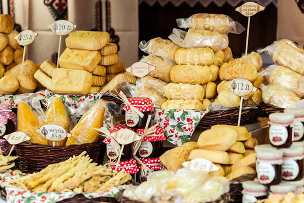 Formaggio affumicato tradizionale polacco "oscypek" in una bancarella del mercatino di Natale a Cracovia, Polonia. - Foto, immagini