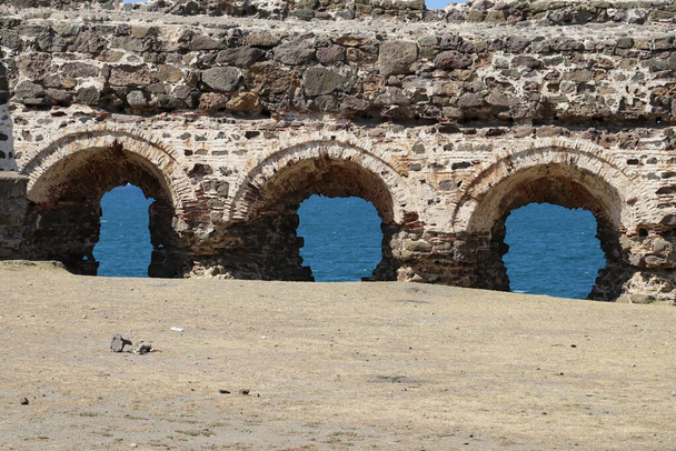 Het oude fort van Rumeli Feneri aan de oevers van de Bosporus in Turkije. - Foto, afbeelding