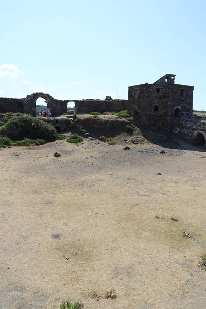 Starożytna twierdza Rumeli Feneri nad brzegiem Bosforu w Turcji. - Zdjęcie, obraz