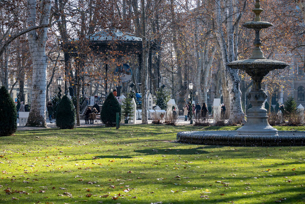 Zagreb, Croacia-12 de diciembre de 2021: Paseo del mediodía por las plazas y el parque de la ciudad de Zagreb, decorado durante el período de Adviento antes de Navidad - Foto, imagen
