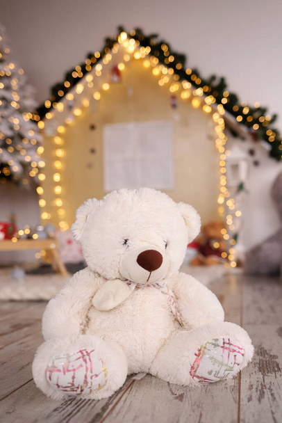 Teddy-maci játék a háttérben a karácsonyi dekorációk. Függőleges irány - Fotó, kép