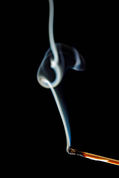 дим спаленої сірникової палички
 - Фото, зображення