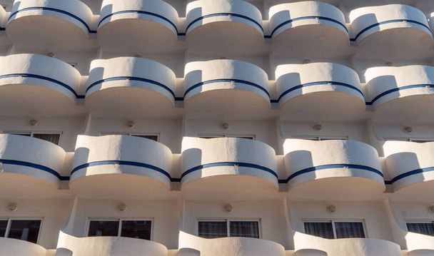 Μπαλκόνια σε ένα κτίριο με vintage αρχιτεκτονική - Φωτογραφία, εικόνα