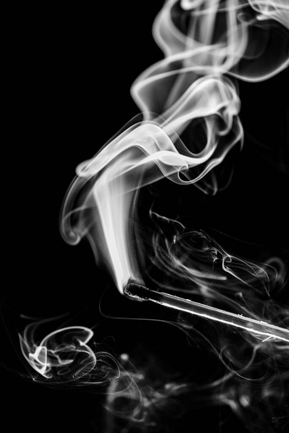 humo de un fósforo quemado - Foto, Imagen