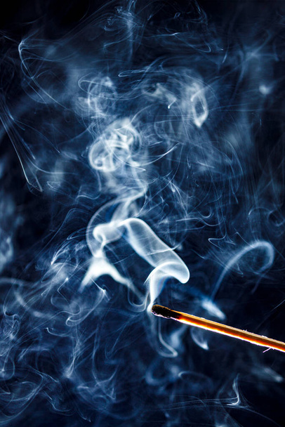 égetett gyufaszál füstje - Fotó, kép