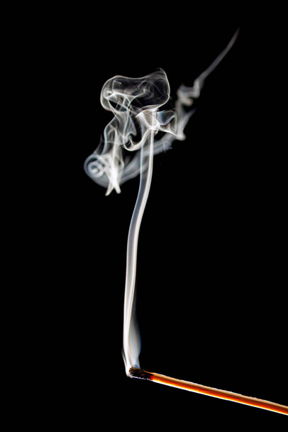 дым горящего спичечного коробка - Фото, изображение