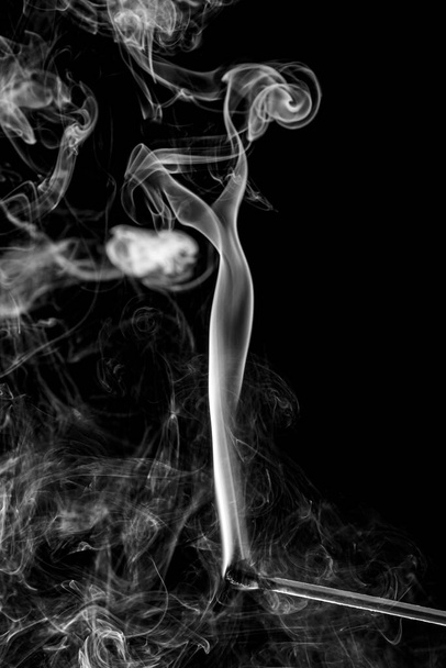 дим спаленої сірникової палички
 - Фото, зображення