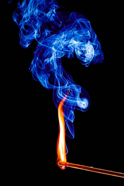 láng és füst egy gyufaszál fekete háttér - Fotó, kép