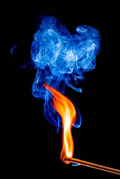 chama e fumaça de um palito de fósforo no fundo preto - Foto, Imagem