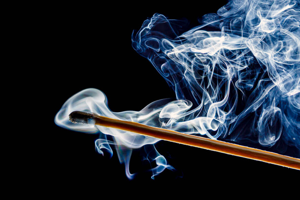 rook van een verbrande luciferstaaf - Foto, afbeelding