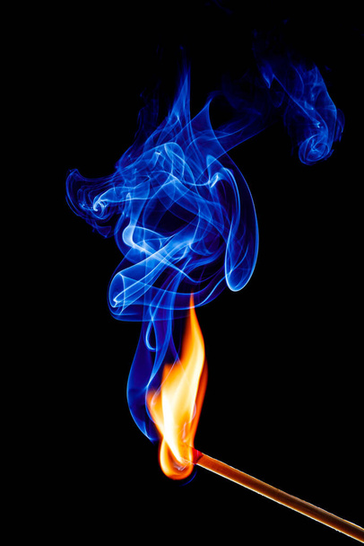 płomień i dym zapałki na czarnym tle - Zdjęcie, obraz