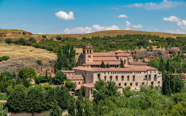 Kuva Santa Maria del Parralin luostarista nähtynä Segovian vanhastakaupungista. - Valokuva, kuva