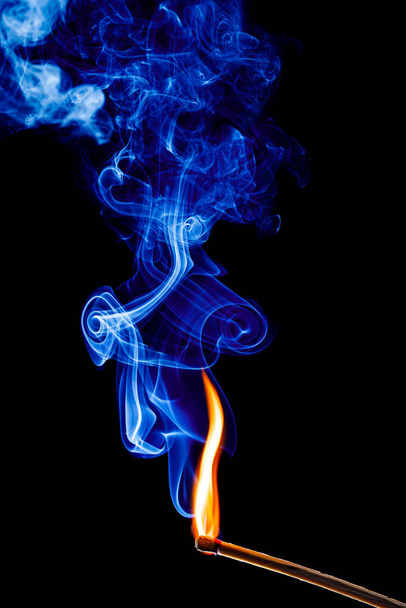 płomień i dym zapałki na czarnym tle - Zdjęcie, obraz