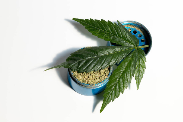 Marijuana Leaf e Cannabis Flower in Grinder, Sfondo Bianco - Foto, immagini