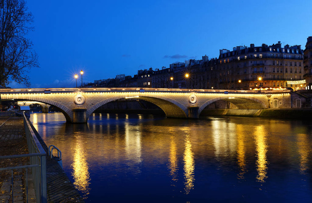 Louis Philippe Köprüsü, Seine nehri üzerinde bir köprüdür. 4. Bölge 'de yer almaktadır, Burbon Quai' sini Ile Saint Louis 'de ve Saint Gervais' i sağ kıyıya bağlar.. - Fotoğraf, Görsel