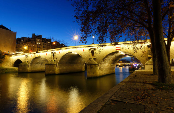 Η γέφυρα Μαρί, μεταξύ του νησιού Σεντ Λούις και του Κουάι ντε Σελεστίν. Άποψη από τον ποταμό Σηκουάνα τη νύχτα, Παρίσι, Γαλλία. - Φωτογραφία, εικόνα