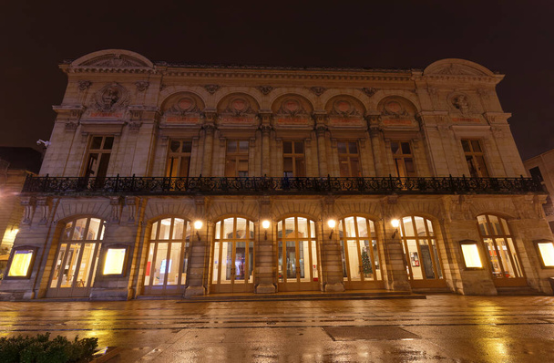 Şehrin Rue de Vesle 'deki 19. yüzyıl Opera Binası' nın neoklasik cephesinde işlenmiş demir bir balkon ve kaldırım kenarındaki ahşap kemerli kapılar yer alıyor. Reims France. - Fotoğraf, Görsel