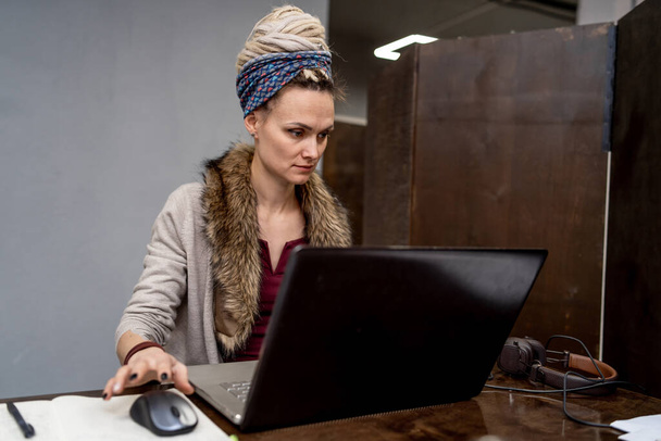 Freelance woman focused on work. Young business woman working with computer using keyboard. - Foto, Imagem