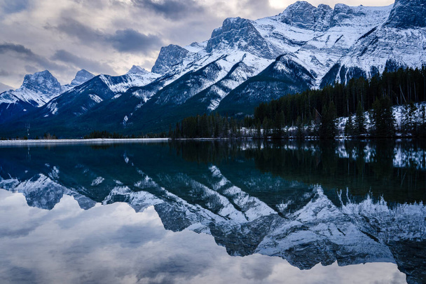 Канадские Скалистые горы отражаются на травянистых озерах Канмор-Альберта - Фото, изображение