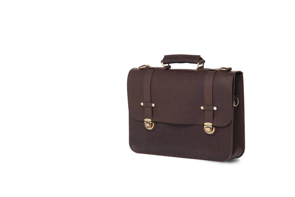 maletín de cuero genuino marrón con cierres de metal, aislado sobre un fondo blanco - Foto, imagen