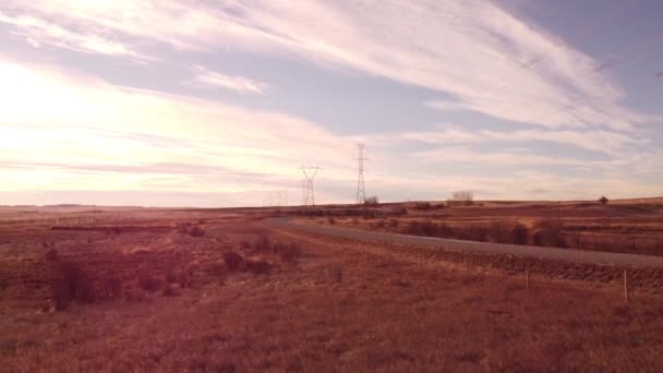 Tours de transmission de drones aériens dans les Prairies canadiennes. - Séquence, vidéo