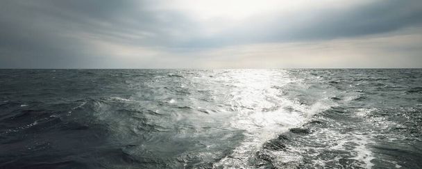 Zářící mraky nad otevřeným Baltským mořem před bouří. Švédsko Dramatické nebe, epické moře. Pohled z jachty. Plachtění v drsném počasí - Fotografie, Obrázek