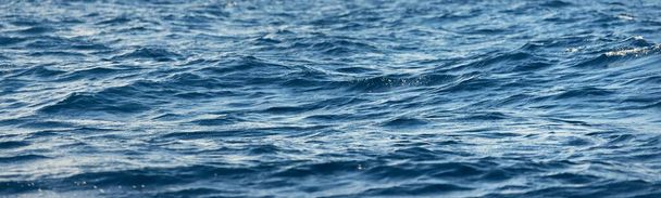 Високий кут огляду Середземного моря. Хвилі, бризки, текстура поверхні води. Синій, блакитний, бірюзовий кольори. Абстрактний природний візерунок, фон, шпалери. Графічні ресурси, копіювання простору - Фото, зображення