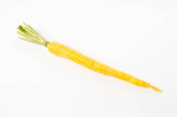 yellow carrot on white background - Foto, afbeelding