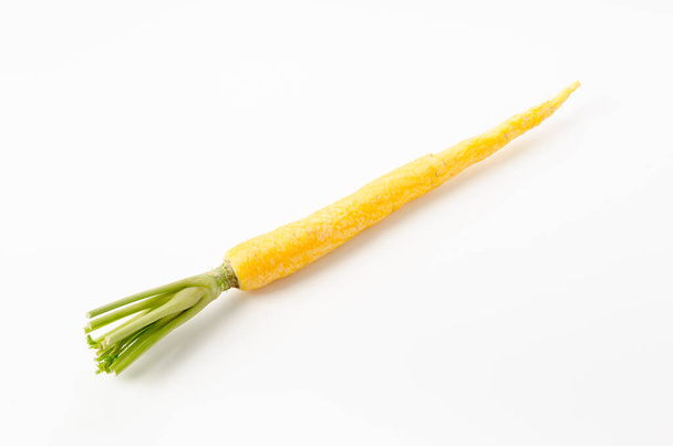 yellow carrot on white background - Foto, afbeelding