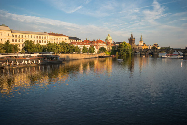Praga, República Checa, junio de 2019 - hermosa vista al atardecer de Praga junto al río Moldava - Foto, imagen