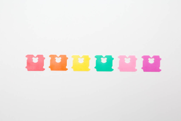 Plastica colorata per sigillare sacchetti di pane su sfondo bianco - Foto, immagini