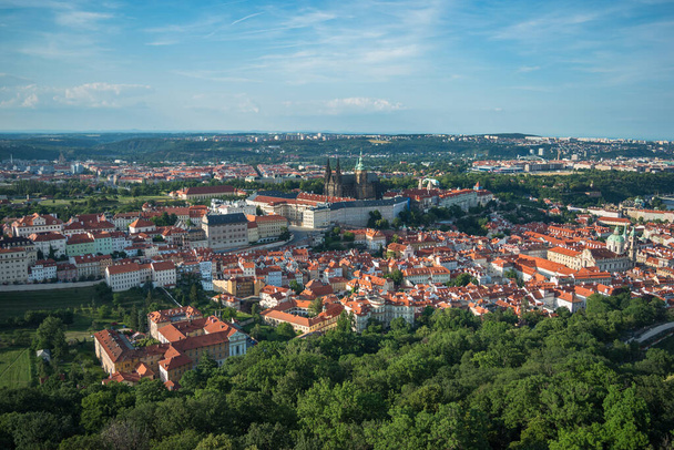 Vista más cercana del Castillo de Praga y la famosa Catedral de San Vito desde Petrin Lookout Tower - Praga, República Checa - Foto, Imagen