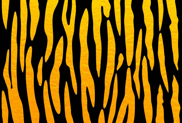  Złoty i czarny wzór tygrysa z japońskiej tekstury papieru "projekt poziomy". Szablon pocztówki tygrysa, który może być używany jako tło lub tapeta.  - Zdjęcie, obraz