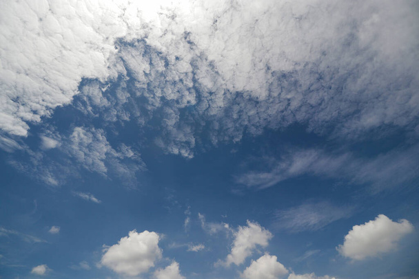 Nubes de Altocumulus y cumulus con un fondo azul claro del cielo en el mediodía. Tipos de nubes imágenes de stock. - Foto, Imagen