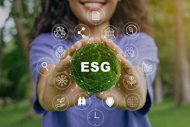 Concepto de icono ESG en la mano de la mujer para el medio ambiente, social, y la gobernanza mediante el uso de la tecnología de recursos renovables para reducir la contaminación y las emisiones de carbono. en negocios sostenibles y éticos en la conexión de la Red  - Foto, imagen