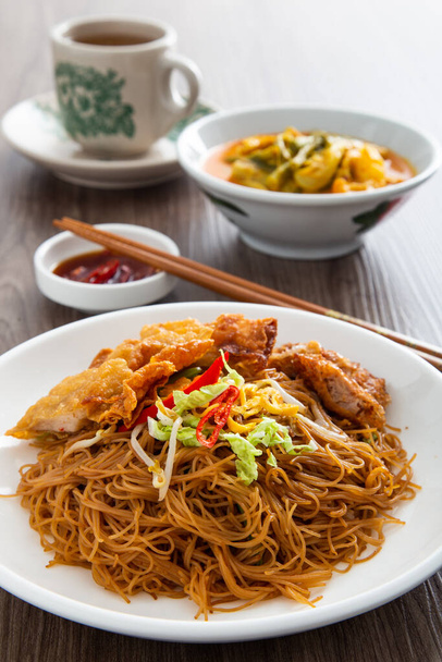 Roergebakken Chinese economische rijstnoedels. Beroemd eten van Maleisisch ontbijt - Foto, afbeelding